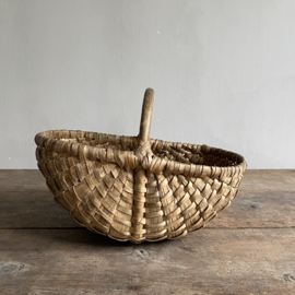 BU20110166 Oud Frans oogstmandje voor paddestoelen in prachtige staat! Afmeting: 31,5 cm lang / 22 cm breed / 11,5 cm hoog (tot hengsel) /  18,5 cm (t/m hengsel)