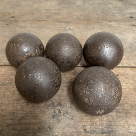 OV20110909 Set of 5 French pétanque balls in beautiful weathered condition. Size +/- 7 cm cross section