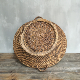 OV20110689 Large old French olive harvest basket made of woven reed in good condition! Size: 56 cm. cross section / 21 cm. high.