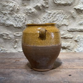AW20111200 Antieke Zuid-Franse confitpot periode: 19de eeuw in prachtige okergele tint en staat!  Afmeting: 29 cm hoog /  19  cm doorsnede.