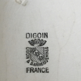 AW20110784 Set van 2 oude serveerborden stempel - Digoin & Sarreguemines France -  1920-1950. Eén bord heeft een minimaal chipje (zie foto 6 & 7) alleen zichtbaar aan de onderzijde, verder in prachtige staat! Afmeting: 28 cm. lang / 20 cm. doorsnede.