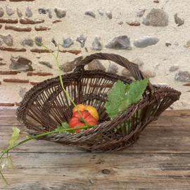 BU20110173 Oude Franse oogstmand op traditionele wijze gevlochten van wilgenteen in mooie licht vergrijsde staat! Afmeting: 51,5 cm lang / 34,5 cm breed / 20,5 cm hoog (tot het hengsel)