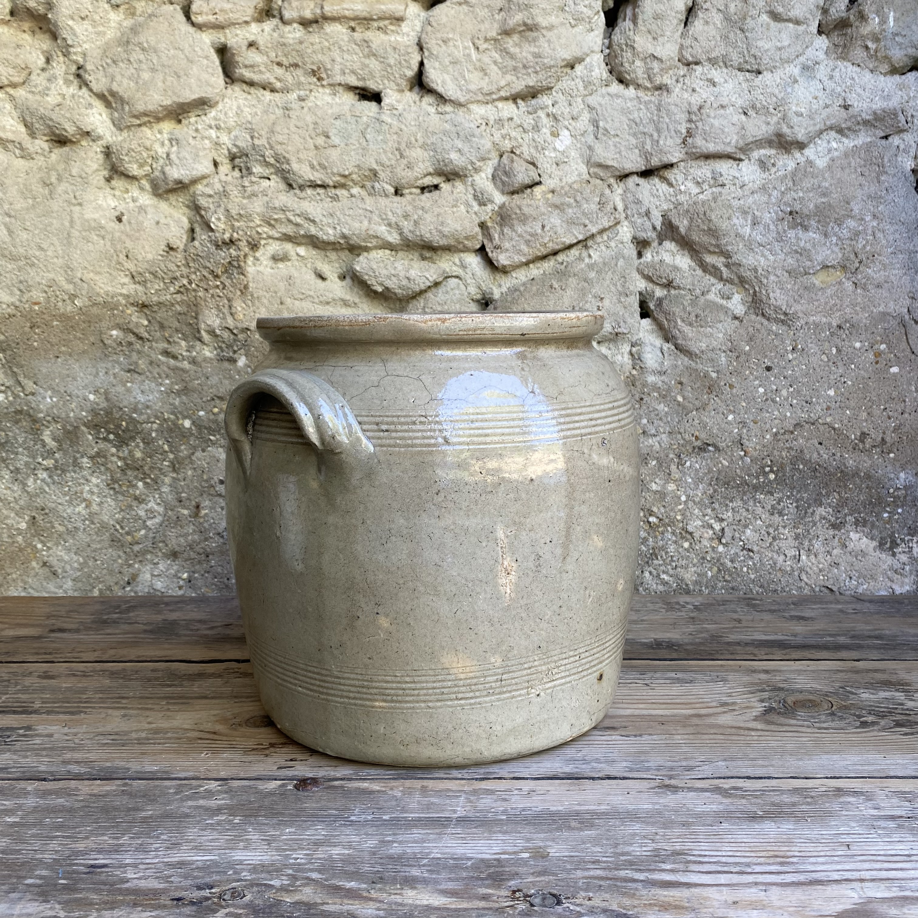 AW20111237 Grote oude Franse pot van grès aardewerk in mooie staat en prachtig gecraqueleerd zie voor details foto's. Afmeting: 25,5 cm hoog / 21,5 cm doorsnede.