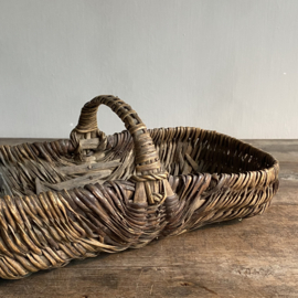 BU20110148 Small old French willow harvest basket from the island of Île de Ré in beautiful condition! Size: 31 cm long / 14.5 cm cross section / 7 cm high to handle