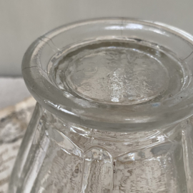 AW20110782 Bijzonder antiek Frans confiturepotje op voet van mondgeblazen glas in prachtige staat! Afmeting: +/- 9 cm. hoog /  11 cm. doorsnede