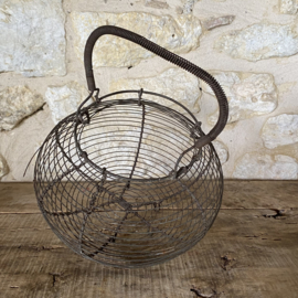 OV20111072 Old French File de Ferre egg basket, but... also nice for your shallots or garlic. In good condition, see photos for details. Size 16 cm high (to the handle) / 15 cm diameter (top) / 20 cm diameter (across the "belly").