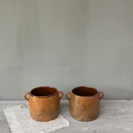 AW20110949  Two French rustic cooking pots in beautiful condition! Size: 10 cm. high / 10 cm. cross section (up to the ears) Mentioned price is per piece.