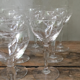 OV20110501 Set van 11 oude Franse glaasjes met prachtig gegraveerd motief. Periode: jaren ‘20 in perfecte staat! Afmeting: 12,5 cm. hoog /  6 cm. doorsnede