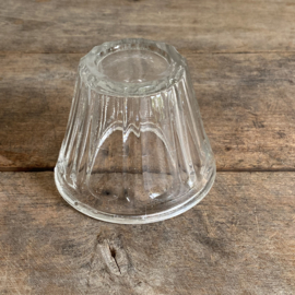 OV20110919 Antieke Franse confiture pot van mondgeblazen glas. Mist een minimale chip op de rand (zie foto 5 ) verder in prachtige staat! Afmeting: 8,5 cm hoog / 11,5 cm doorsnede