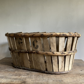 BU20110133 The authentic old French grape harvest baskets from Provence made of chestnut wood in beautiful condition! Size: 68 cm long / 46.5 cm cross section / 29 cm high. Mentioned price is per basket!