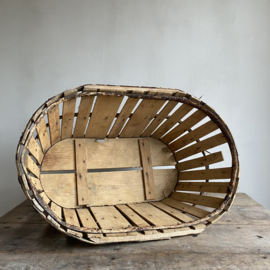 BU20110147 De authentieke oude Franse druivenoogst mand uit de Provence gemaakt van kastanjehout in prachtige staat! Afmeting: 68 cm lang / 46,5 cm. doorsnede / 29 cm hoog.