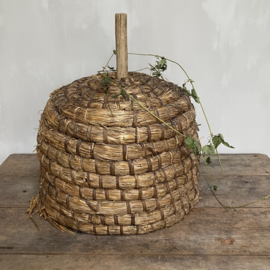 OV20110888 Old French bee skep made of braided reed in beautiful condition! Size: 33 cm high (to the wooden stick) / 39.5 cm cross section.