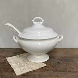 AW20110981 Large antique Belgian soup tureen including ladle stamp - Boch Frères la Louvière period: 1880-1900 - in beautiful, lightly buttered condition! Size: 28 cm. (up to the handle) / 24 cm. cross section. Ladle: 32 cm. long
