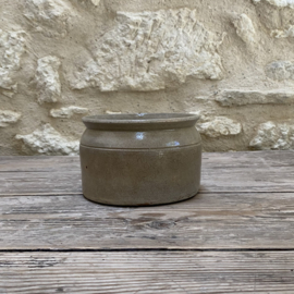 AW20111296 Old French grès stoneware pot, nice low model...small feint hairline, but completely stable (see photos for details) otherwise in beautiful condition! / Size: 10 cm high / 14.5 cm cross section.