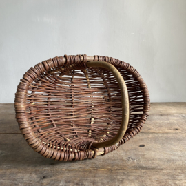 BU20110158 Small old French harvest basket made of woven willow in beautiful condition! Size: 36.5 cm long / 11 cm high (to handle) / 24 cm cross section.