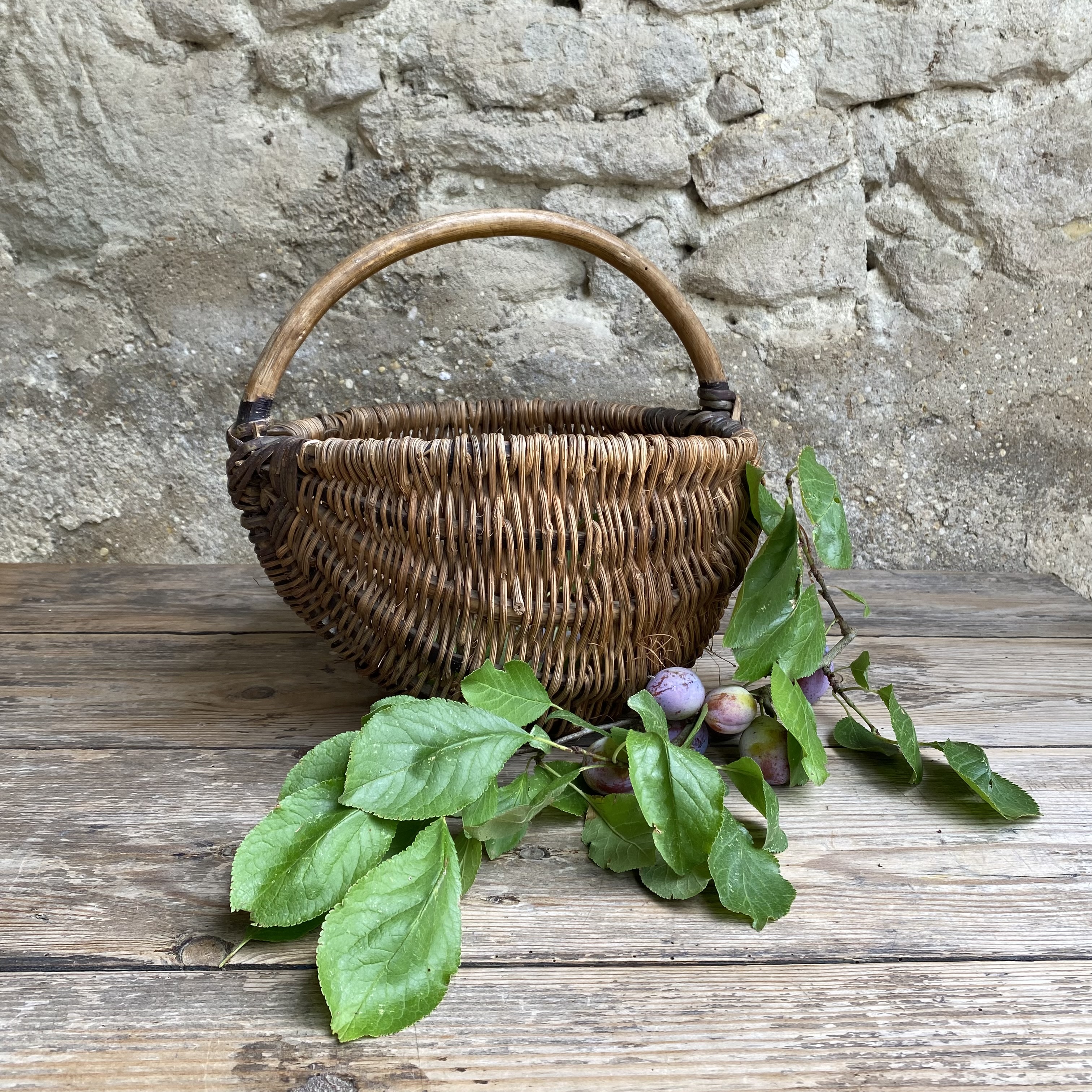 BU20110180 Old French harvest basket, probably made of woven chestnut wood, in beautiful condition! Size: 16 cm high (to the handle) / 28 cm cross section