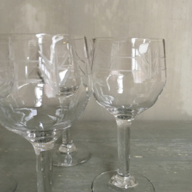 OV20110704 Set of 4 old French port glasses with beautiful faceted motif period: 1920s in perfect condition! Size: 13.5 cm. high / 6 cm. cross section (see also smaller set item no. OV20110677)