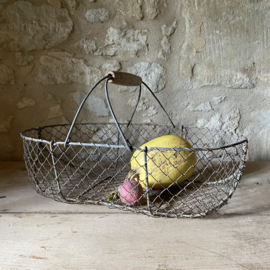 BU20110182 Old French wire mesh harvest basket with wooden handle in beautiful weathered condition, see photos for details. Size: 52.5 cm long / 15.5 cm high (to handle) / 28.5 cm high (including handle) / 32.5 cm cross section.