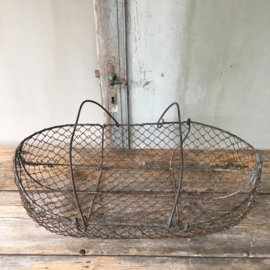 OV20110508 Old French iron wire picking basket in beautifully weathered condition! Dimensions: 56 cm. long / +/- 16 cm. high / 34 cm. section.