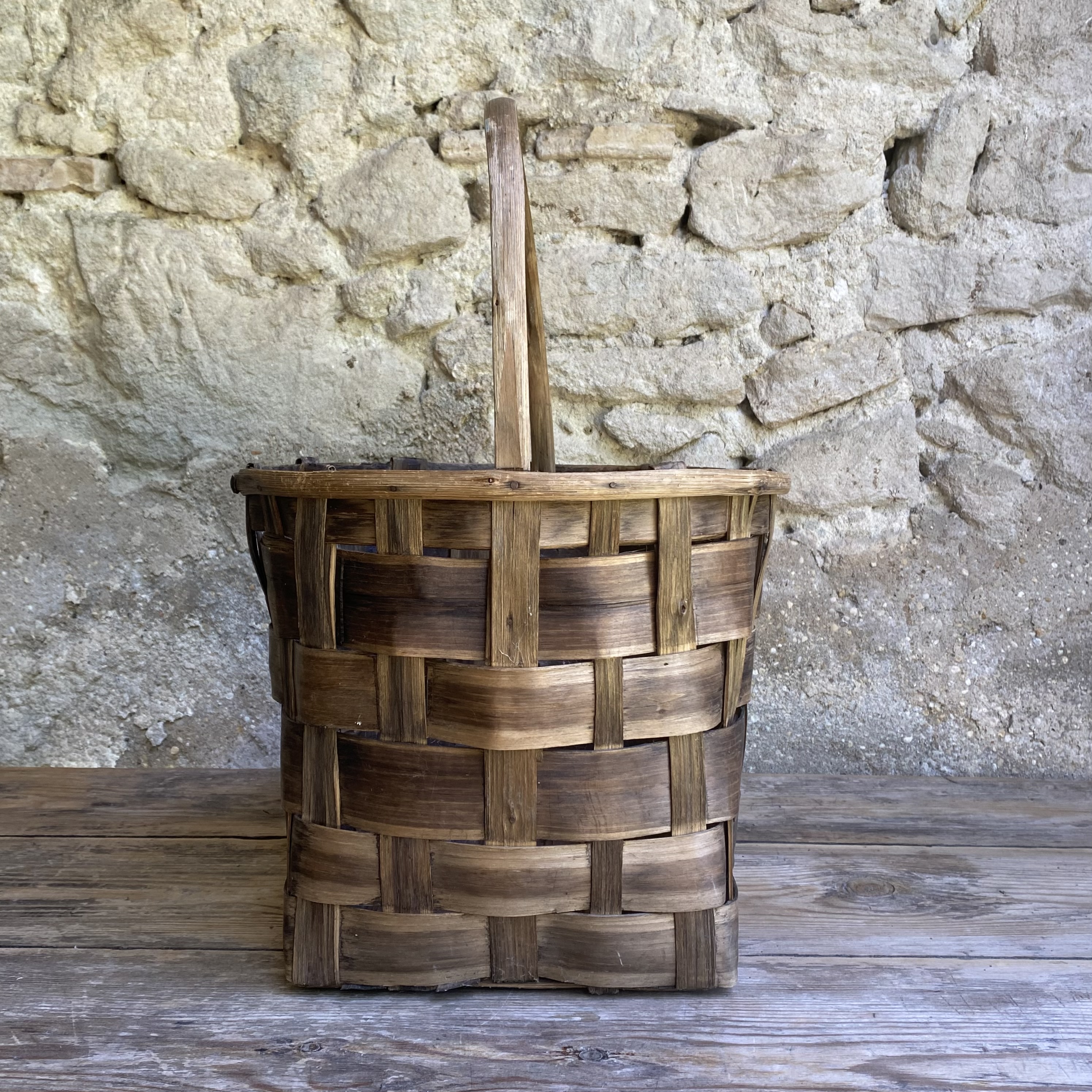 BU20110177 Oude Franse oogstmand van gevlochten kastanjehout in prachtige staat! Afmeting:  27,5 cm hoog (45 cm t/m hengsel) /  32,5 cm doorsnede