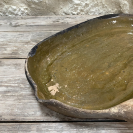 AW20111319 Antique French oven dish in a unique color. In beautiful condition except for a chip on the rim (see photo)! Period: 19th century. Size: 53 cm long / 5.5 cm high / 27 cm cross section.