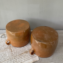 AW20110949 Twee oude Franse rustieke kookpotjes in prachtige staat! Afmeting: 10 cm. hoog /  10 cm. doorsnede (tot de oortjes) Vermelde prijs is per stuk.