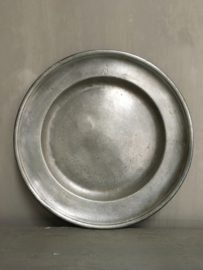 OV20110703 Antique pewter plate probably of English origin with monogram K.B. in beautiful weathered condition! Has various tin brands, including the well-known Tudor rose. Size: 22 cm. cross section