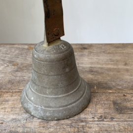 OV20111018 Antique French doorbell period: 1900. The bell stamped number 12 is made of copper and the clapper gives a nice clear sound. In beautiful condition! Dimensions: 31 cm high / 10 cm diameter