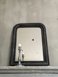 OV20110707 Antieke Franse spiegel Louis Philippe stijl spiegel met origineel prachtig verweerd spiegelglas. Profilering lijst van hout met pâtelaag in sleets zwart. Periode: 19de eeuw. Afmeting: 66,5 cm/ hoog / 51 cm. breed. Alleen ophalen.