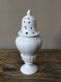 AW20110450 Beautiful 18th century French sugar spreader of porcelain with mark coming from well known porcelain factory in Sèvres period: 1754 is somewhat stubborn but in perfect condition. Size: 12cm.high / diameter +/- 5 cm. (widest part)