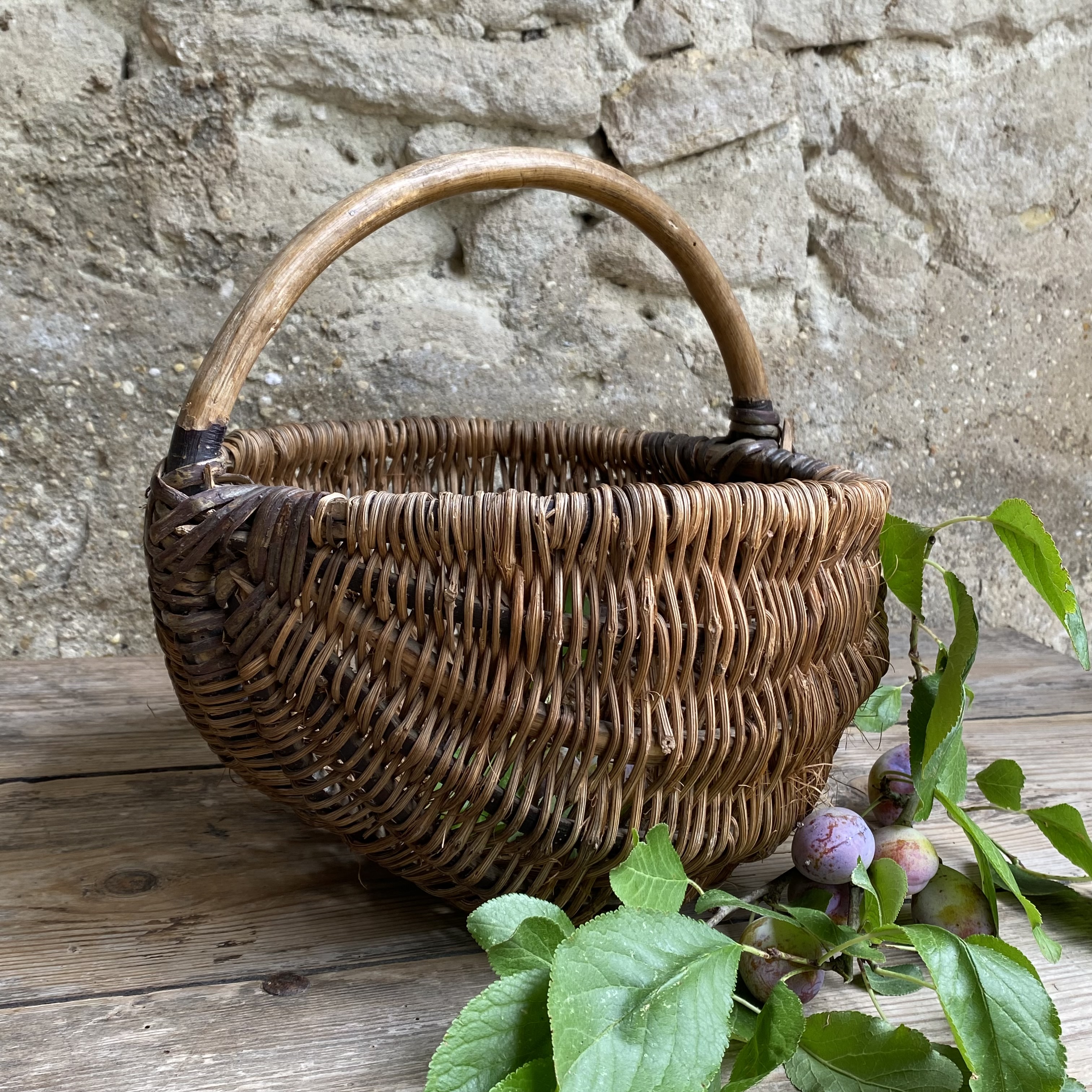 BU20110180 Old French harvest basket, probably made of woven chestnut wood, in beautiful condition! Size: 16 cm high (to the handle) / 28 cm cross section