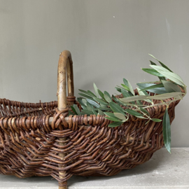 OV20110760 Old French wicker picking basket in beautiful condition! Size : 55.5 cm. long / +/- 17 cm. high (to the handle) / 32.5 cm. cross section.