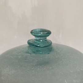 OV20110643 19de eeuwse Zuid-Franse meloen cloche van mond geblazen glas in unieke ijsblauw-groen kleur, prachtig verweerd en nog intact met knop! In perfecte staat! Afmeting: +/- 42 cm. hoog / 40 cm. doorsnede. Alleen ophalen in winkel!
