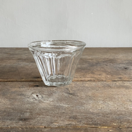 OV20111052 Antieke Franse confiture pot van mondgeblazen glas, chip onderzijde...(zie foto's voor details) verder  in prachtige staat! Afmeting: 8 cm hoog /  +/- 11,5 cm doorsnede.