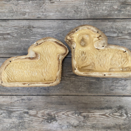 AW20111242 Antique French pâté mold / lamb in a beautiful yellow color. A minor chip (see photo) otherwise in beautiful condition! Size: 29.5 cm long / 23.5 cm high