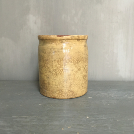 AW20110809 Antieke Franse pot in prachtige verweerde okerkleur. Mist een minimaal chipje (zie foto ), verder in zeer mooie staat! Afmeting: 13,5 cm. hoog / 11 cm. doorsnede.