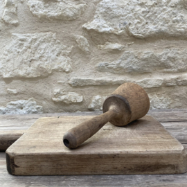 OV20111074 Old French rustic wooden pestle in beautiful condition! Size: +/- 23.5 cm long / 9.5 cm cross section.