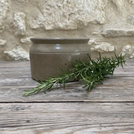 AW20111296 Old French grès stoneware pot, nice low model...small feint hairline, but completely stable (see photos for details) otherwise in beautiful condition! / Size: 10 cm high / 14.5 cm cross section.