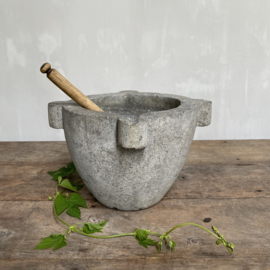 OV20110474 Beautiful antique French 19th century mortar of gray marble .... so beautiful in its simplicity and colour! Size: 20 cm. high / 32.5 cm. cross-section (incl. handles) Pick up in store only!