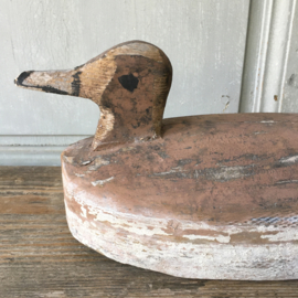 OV20110597 Antique wooden French decoy duck in weathered earthy colors in beautiful condition! Size: 30 cm. long / 13.5 cm. high.