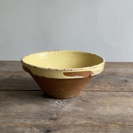 AW20111195 Antieke Frans schaaltje in prachtig geel periode: 19de eeuw. Heeft een barst aan de binnenzijde (zie foto's voor details), maar in deze maat zijn ze zo zeldzaam....en nog steeds met liefde te gebruiken. Afmeting: 9 cm hoog / 20 cm doorsnede