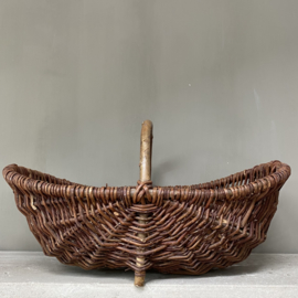 OV20110760 Old French wicker picking basket in beautiful condition! Size : 55.5 cm. long / +/- 17 cm. high (to the handle) / 32.5 cm. cross section.