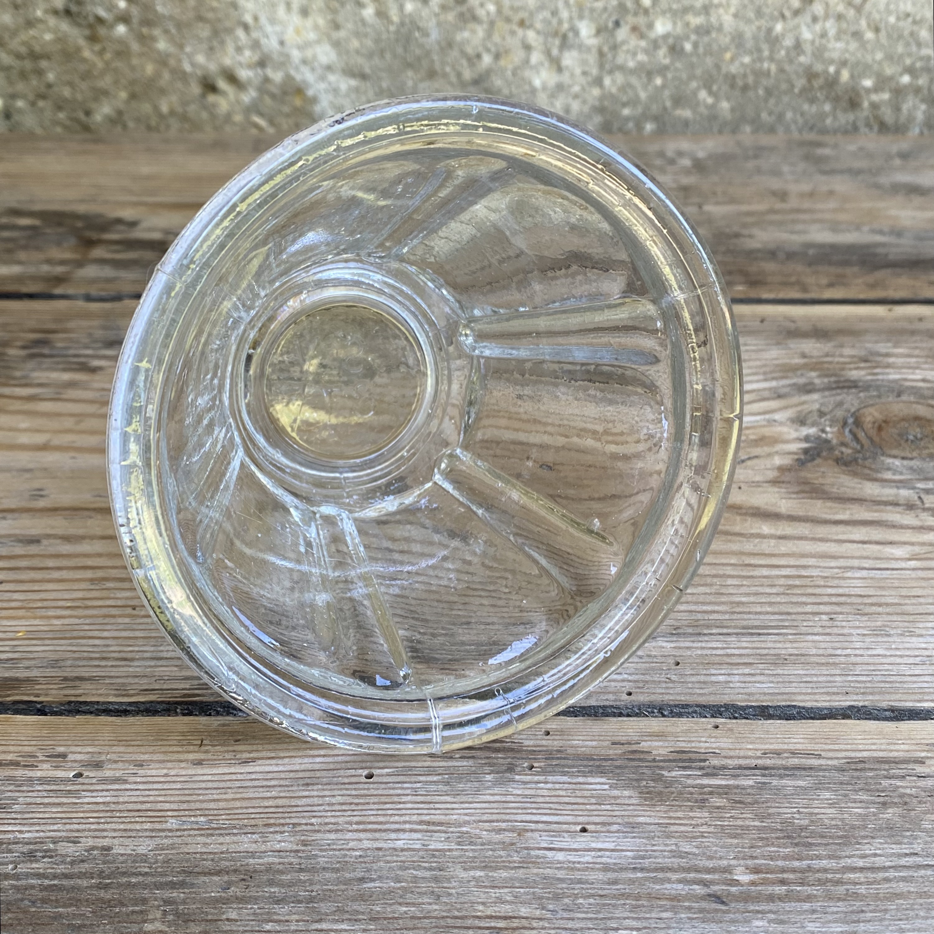 OV20111065 Antique French confiture jar on foot of mouth-blown glass, missing a minimal chip on the rim at the bottom (see photos for details), otherwise in beautiful condition! Size: 9 cm high / 11.5 cm cross section