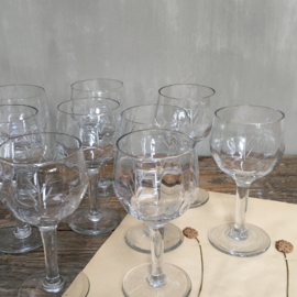 OV20110677 set van 11 oude likeur glaasjes met prachtig facet geslepen motief. Periode: jaren '20 in prachtige staat! Afmeting: 13 cm. hoog / +/- 6 cm. doorsnede.