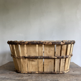 BU20110129 The authentic old French grape harvest baskets from Provence made of chestnut wood in beautiful condition! Size: 68 cm long / 46.5 cm cross section / 29 cm high. Mentioned price is per basket!