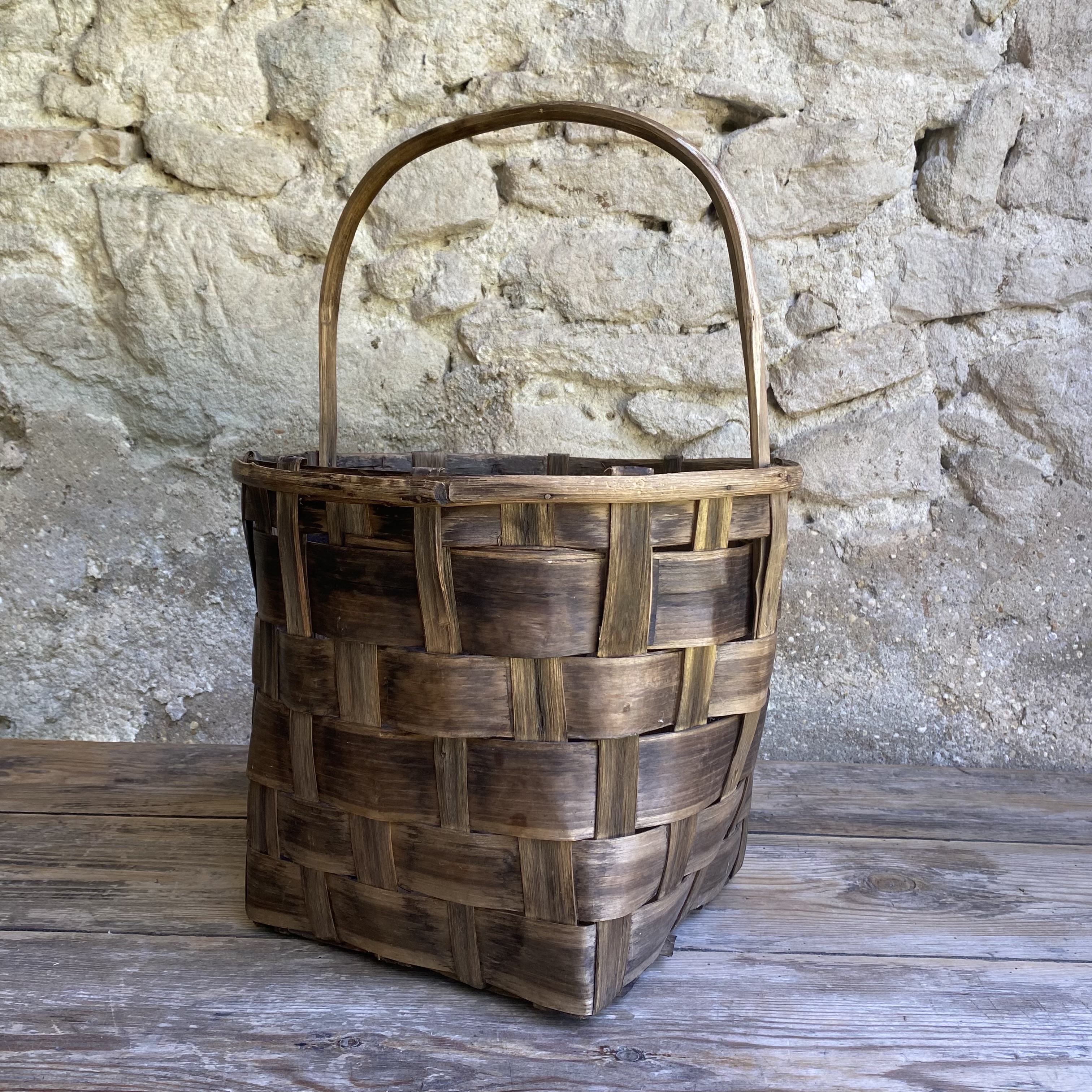BU20110177 Oude Franse oogstmand van gevlochten kastanjehout in prachtige staat! Afmeting:  27,5 cm hoog (45 cm t/m hengsel) /  32,5 cm doorsnede