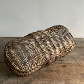 BU20110148 Small old French willow harvest basket from the island of Île de Ré in beautiful condition! Size: 31 cm long / 14.5 cm cross section / 7 cm high to handle