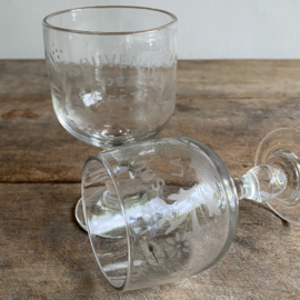 OV20111024 Set van 2 antieke Franse huwelijks wijnglazen - Souvenir de la Fête - van mondgeblazen glas  periode: 19de eeuw in prachtige staat! Afmeting: 13 cm hoog /  7 cm doorsnede