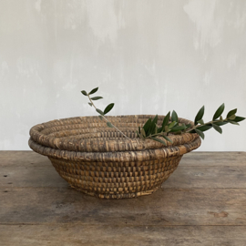 OV20110885 Large old French harvest basket of woven reed in beautiful condition! Size: 43.5 cm cross section / 15.5 cm high