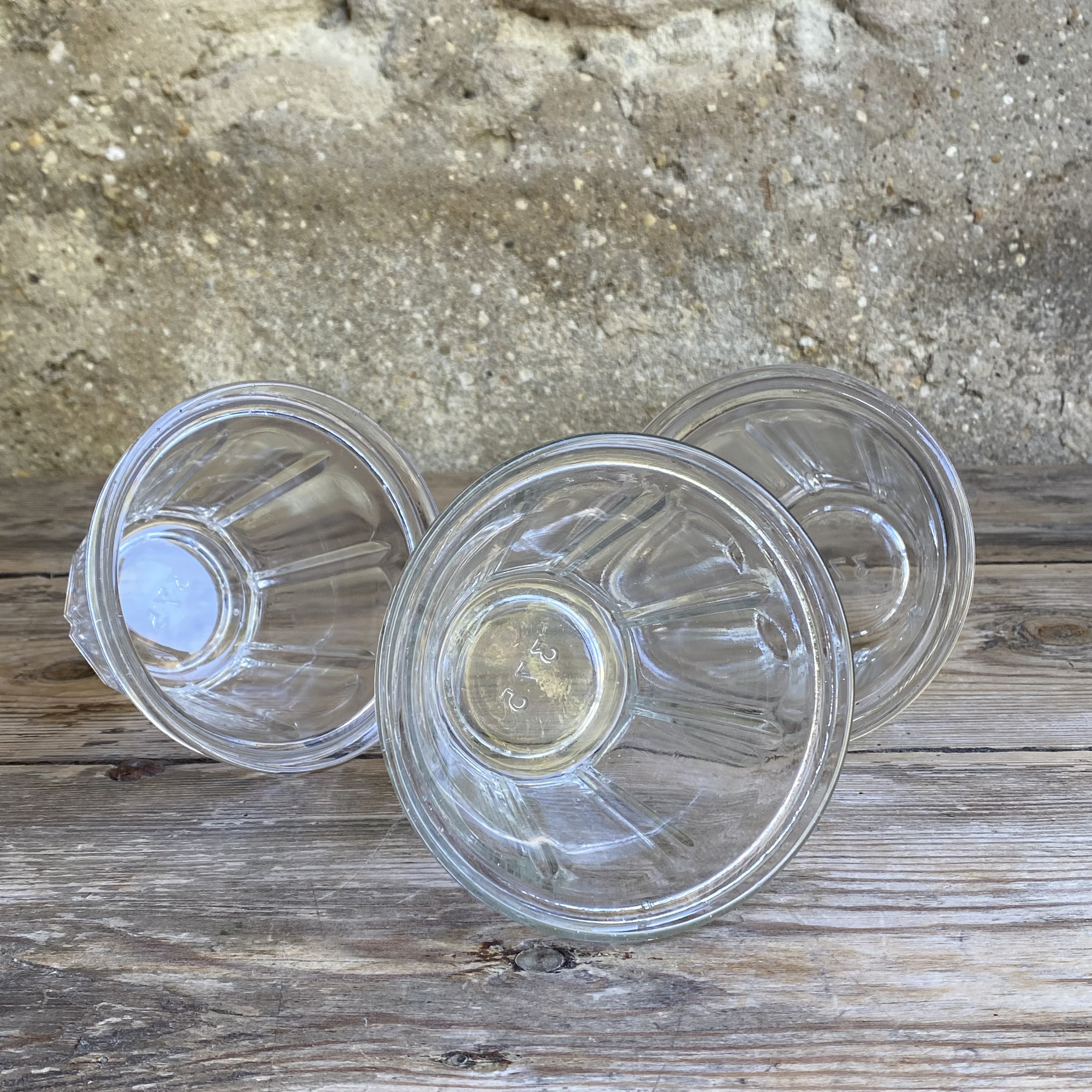 OV20111069 Set of 3 almost identical old French confiture jars. Contents: 375 grams. In beautiful condition! Size: 9 cm high / 11,5 cm cross section.